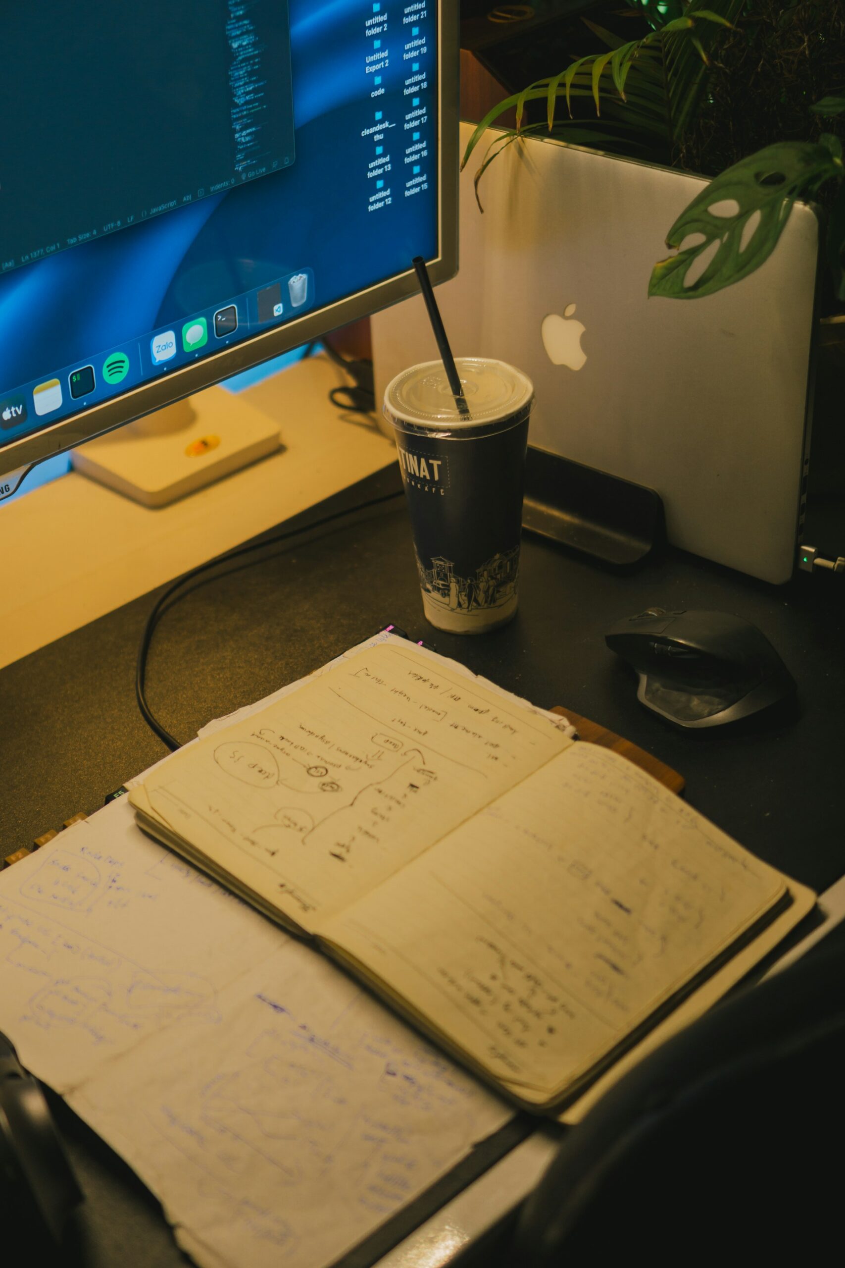 昔のPCデスクに株の資料が置かれているような写真